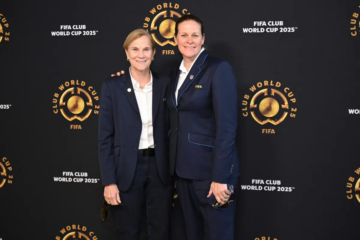 Jill Ellis, à esquerda (Créditos: AFP)