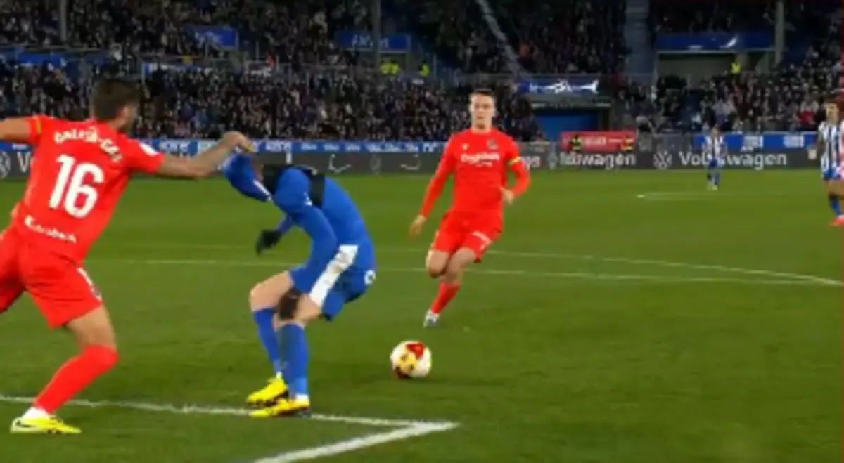 Imagem de contexto do artigo Toni Martínez sofre penálti surreal. Ora veja