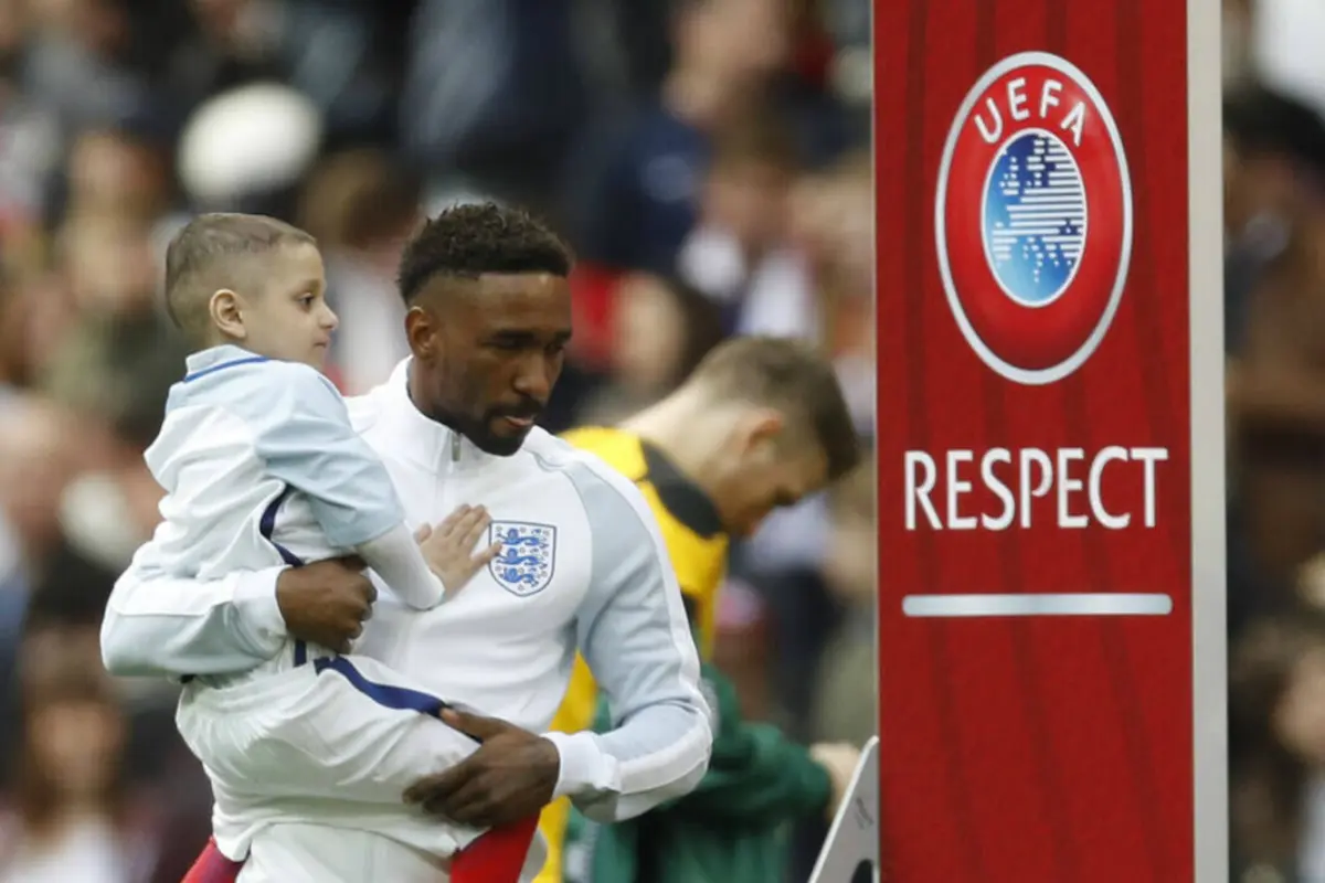 O internacional inglês Jermain Defoe desenvolveu uma relação muito próxima com Bradley Lowery