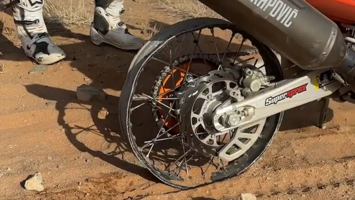 Imagem de contexto do artigo Recordista do Dakar ficou sem pneu e acabou a etapa na mesma. Ora veja