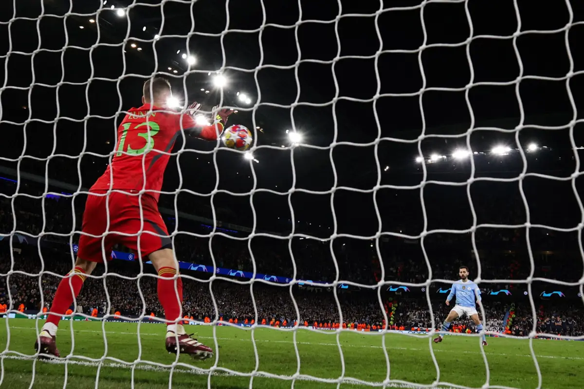 Lunin defende penálti de Bernardo Silva (DARREN STAPLES/AFP)