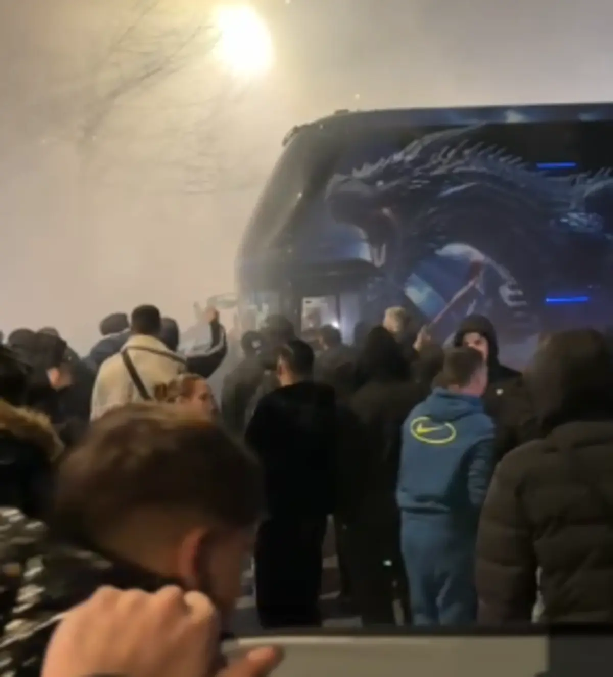 Imagem de contexto do artigo Adeptos do FC Porto apoiam equipa à saída para estágio na véspera do jogo em Tondela