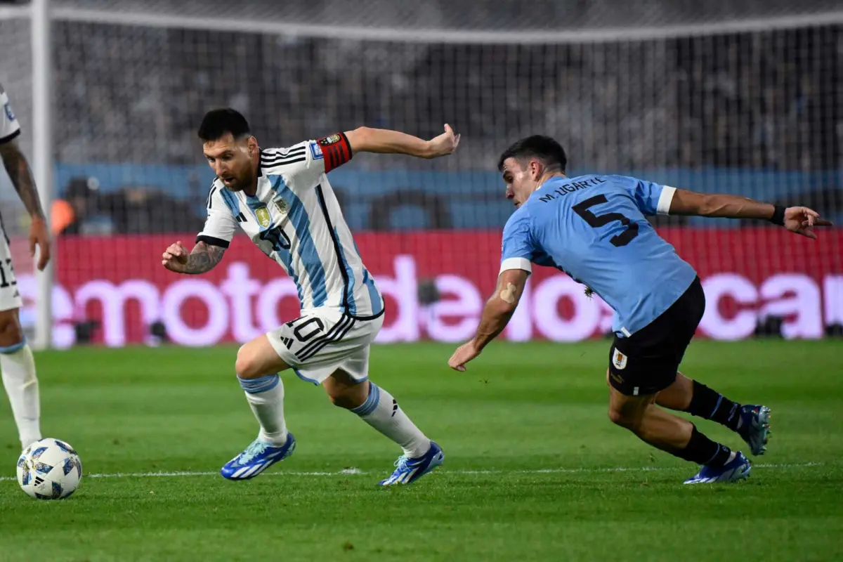 Messi e Ugarte (Créditos: AFP)