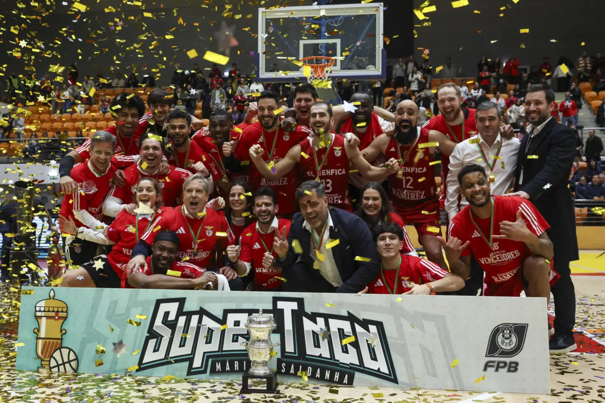 Equipa do Benfica exibe a Supertaça