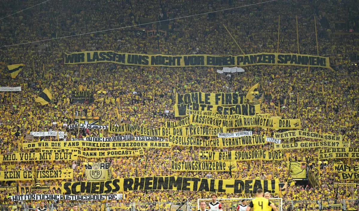 Claque do Dortmund manifestou-se contra a parceria entre o clube e o gigante alemão do armamento Rheinmetall (AFP)