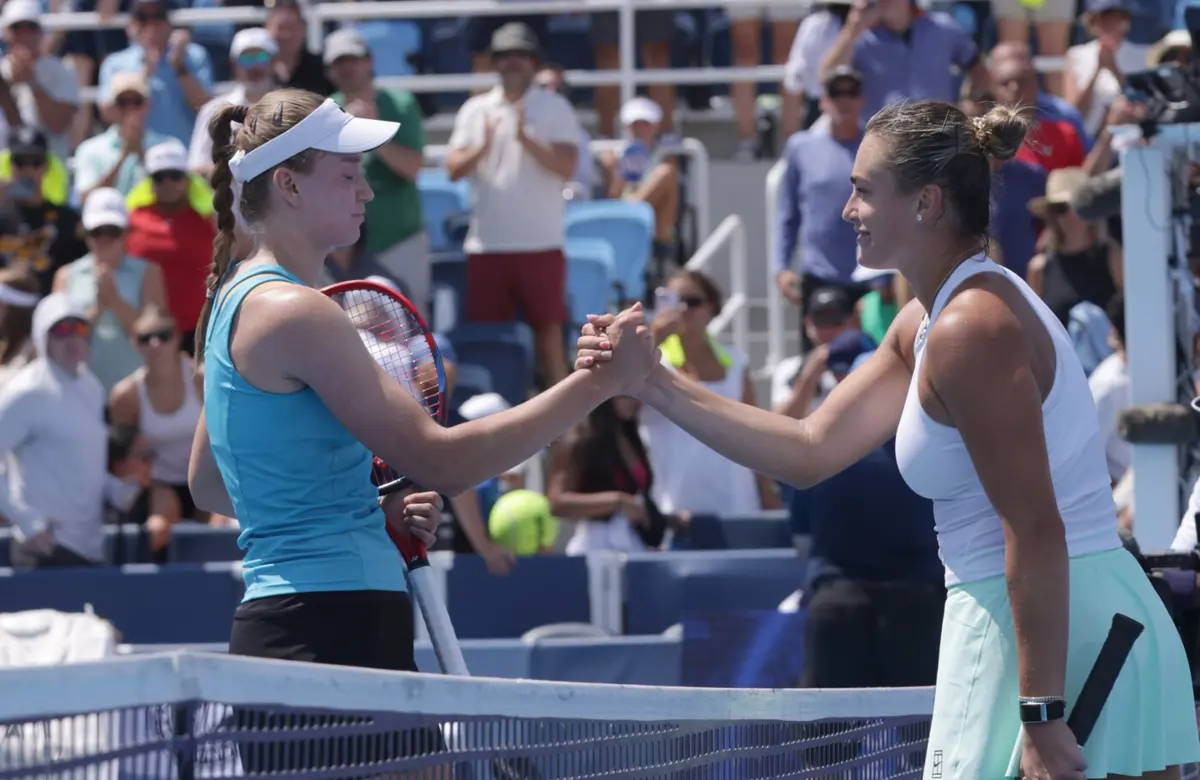 Elena Rybakina e Aryna Sabalenka (Créditos: EPA)