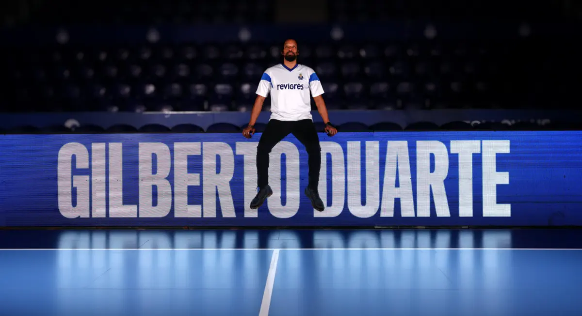 Gilberto Duarte assinou até ao final da época