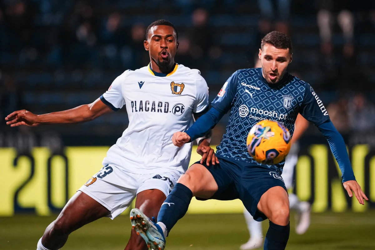 Otávio, à esquerda, com a camisola do Famalicão