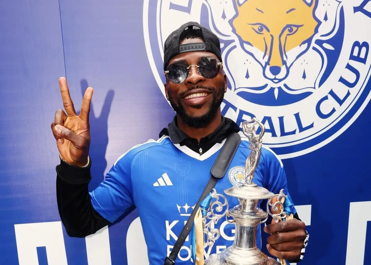 Iheanacho com o troféu do Championship (créditos: Instagram)