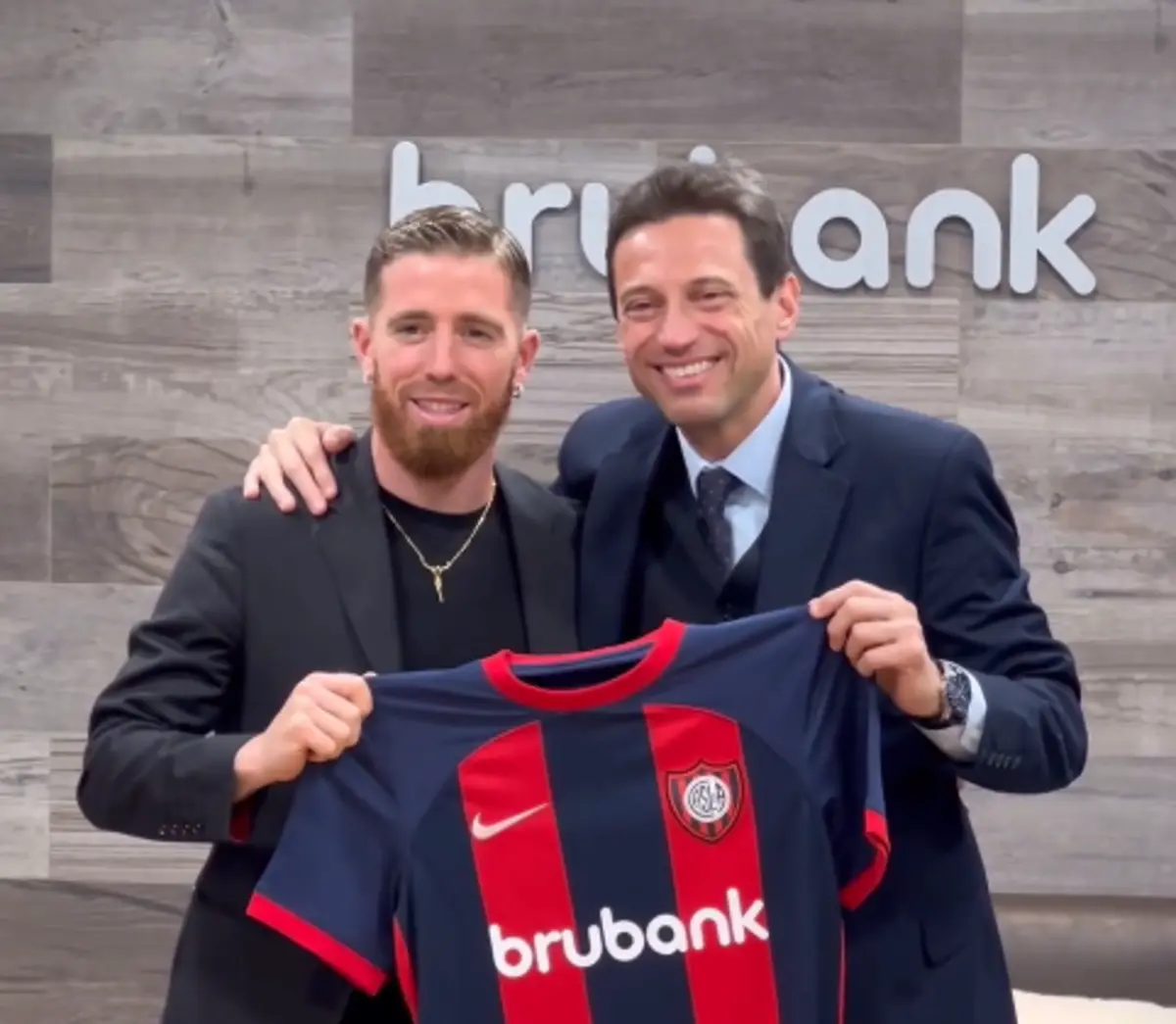 Muniain e o presidente do San Lorenzo, Marcelo Moretti