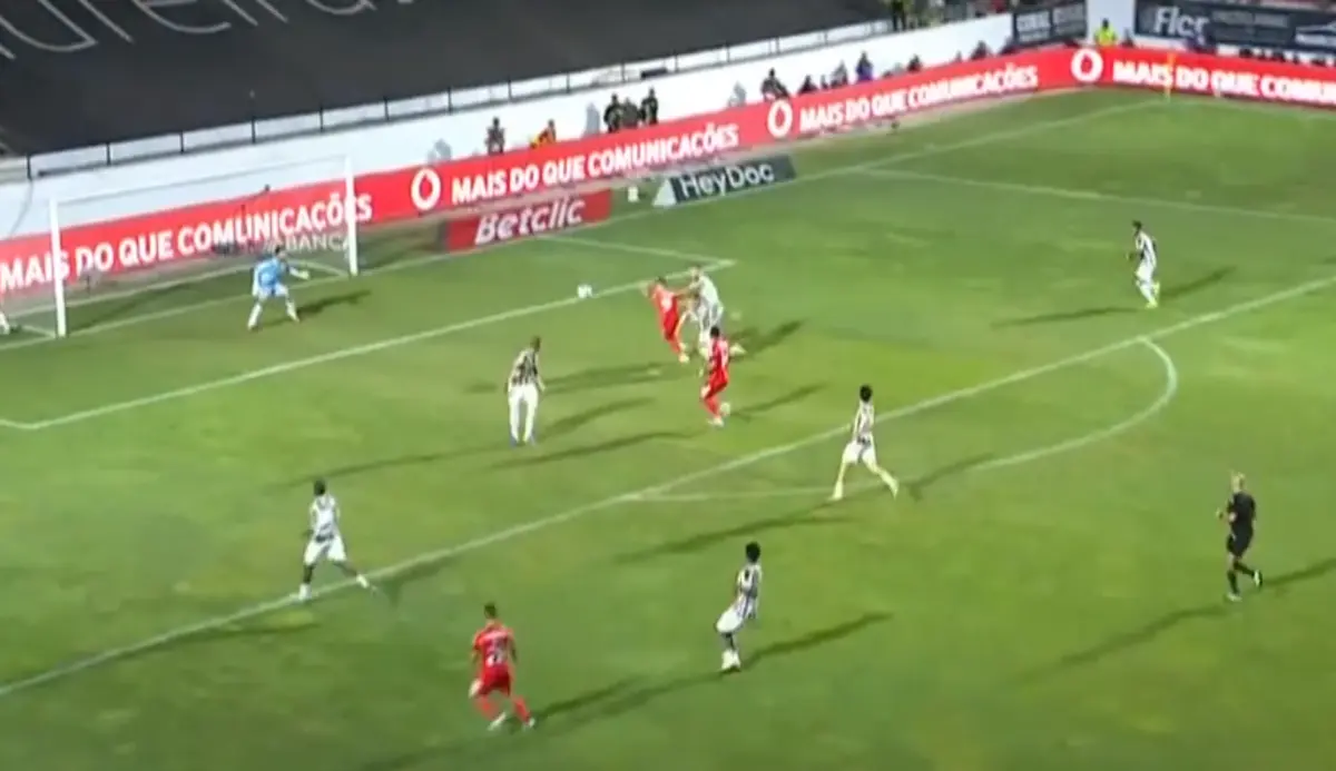 Imagem de contexto do artigo Tribunal O JOGO | Foi bem assinalado o penálti sobre Ivanovic no Estrela-Benfica?