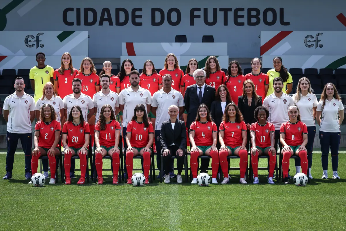 Imagem de contexto do artigo A fotografia de família da Seleção Nacional Feminina Sub-19
