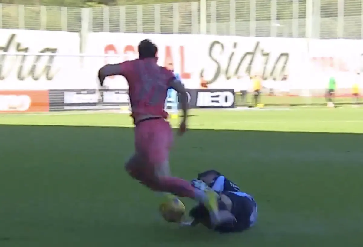 Imagem de contexto do artigo FC Porto ficou a pedir vermelho nesta entrada sobre Pietuszewski. Ora veja