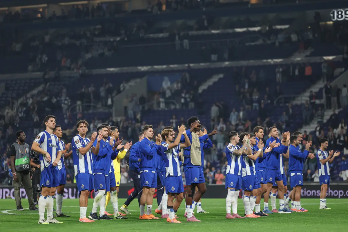 Jogadores do FC Porto festejam com os adeptos