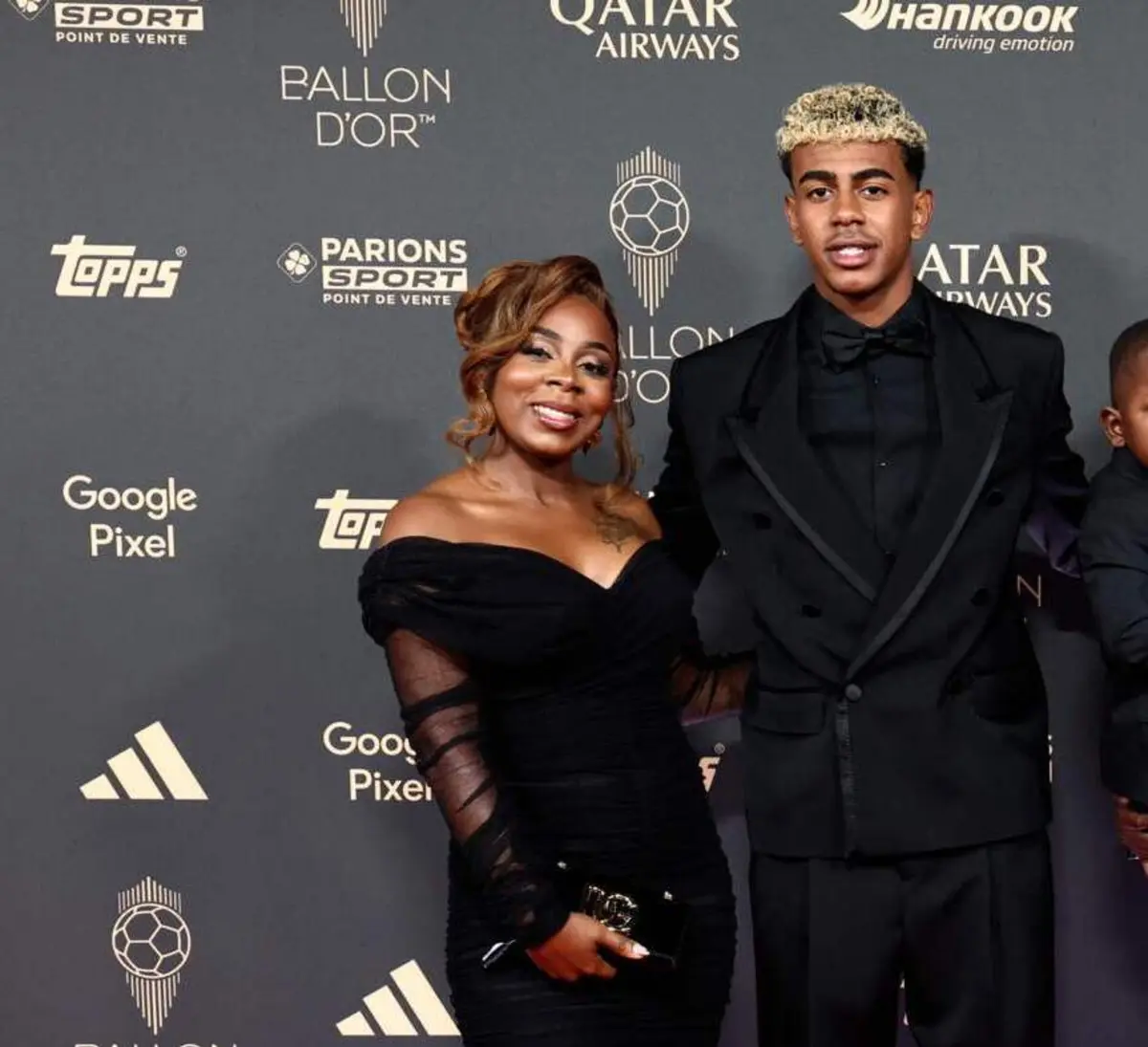 Sheila Ebana, à direita de Lamine Yamal