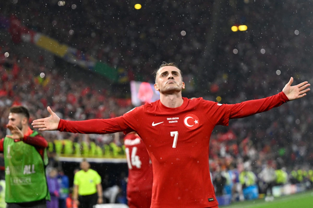 Akturkoglu brilha também pela Turquia (Créditos: AFP)