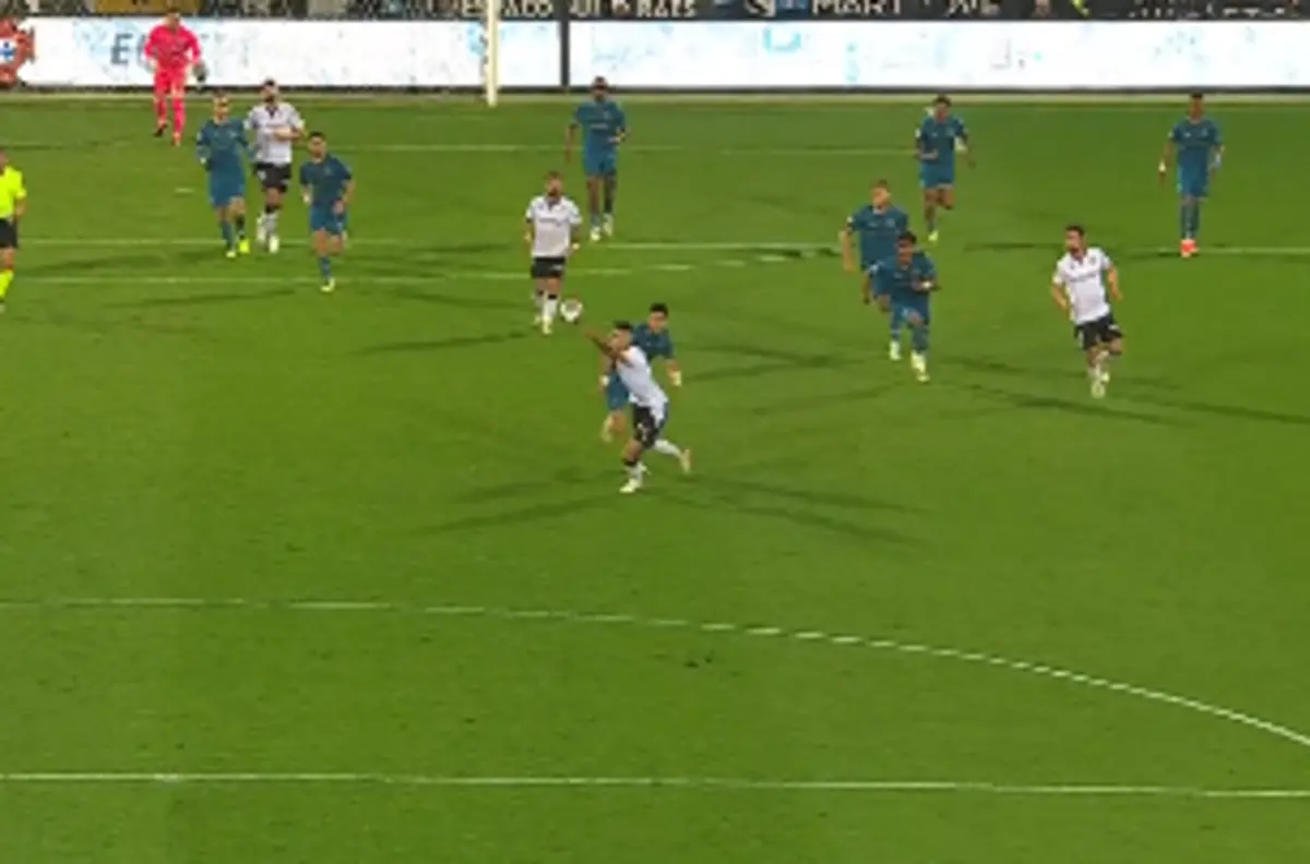 Imagem de contexto do artigo Tribunal O JOGO | Amarelo para Borevkovic pelo corte com a mão foi correto?