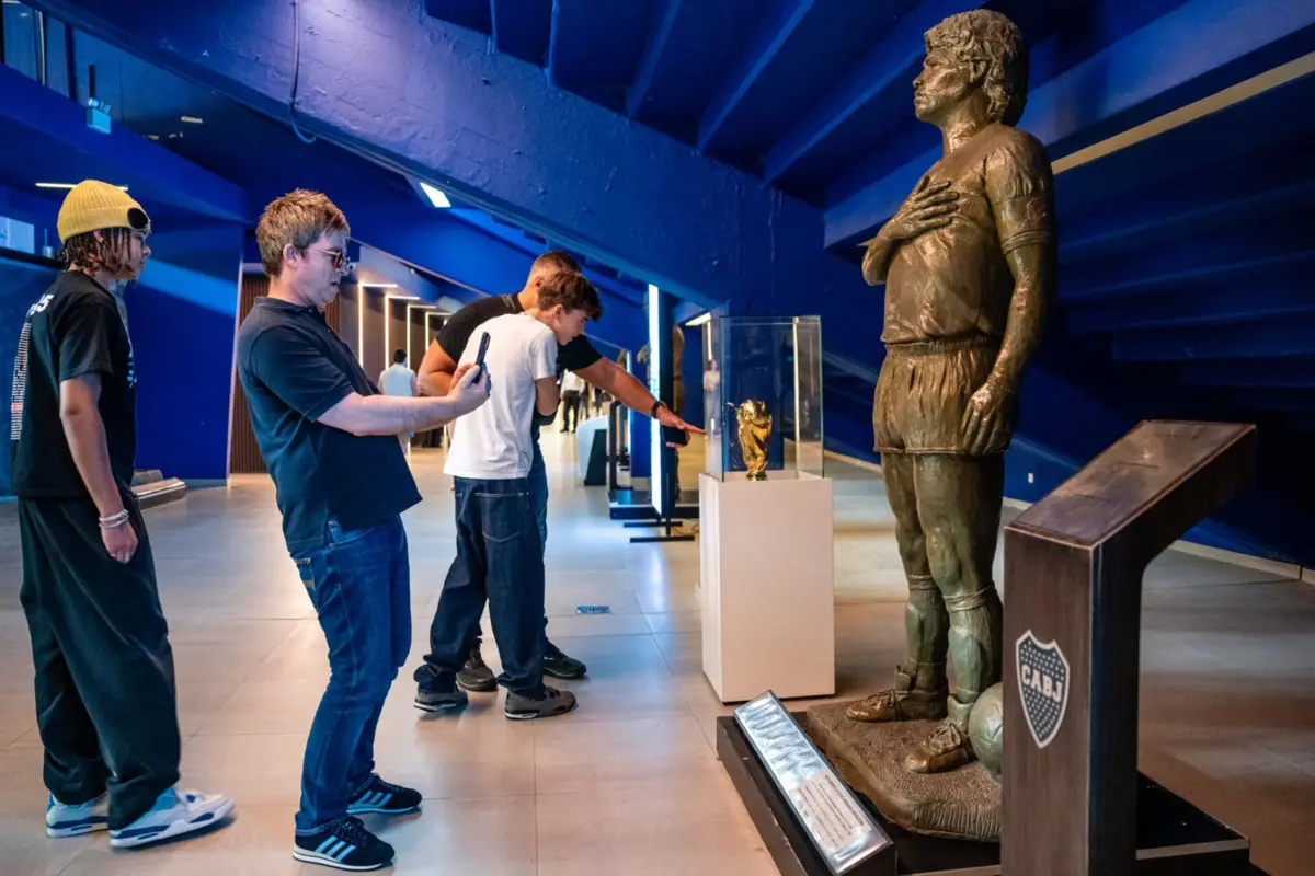 Imagem de contexto do artigo Noel Gallagher, dos Oasis, na Bombonera com a estátua de Maradona