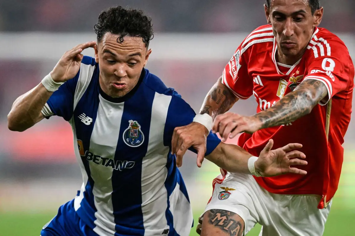 New Balance fornece os equipamentos para a equipa principal de futebol