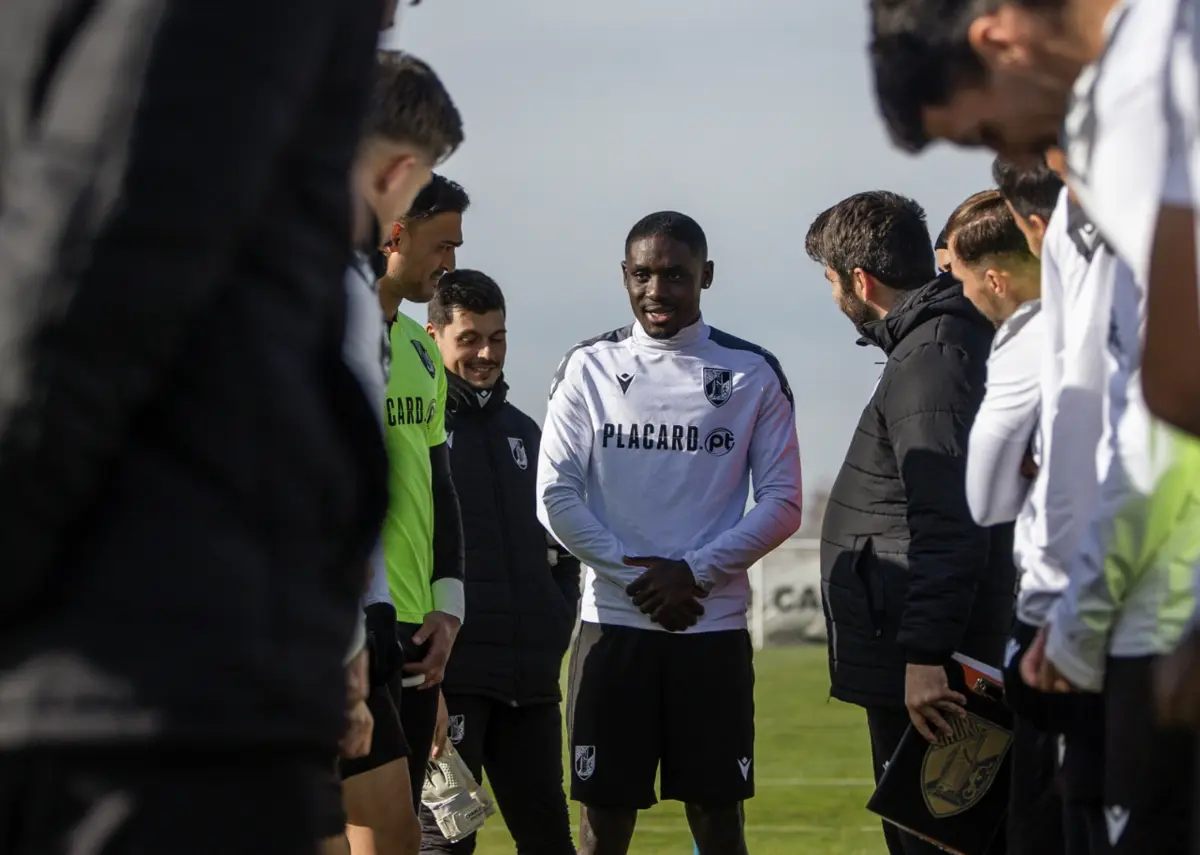 Beni Mukendi, aqui no batismo habitual que sela a entrada no plantel, foi um dos reforços de inverno do V. Guimarães (créditos: Vitória SC)