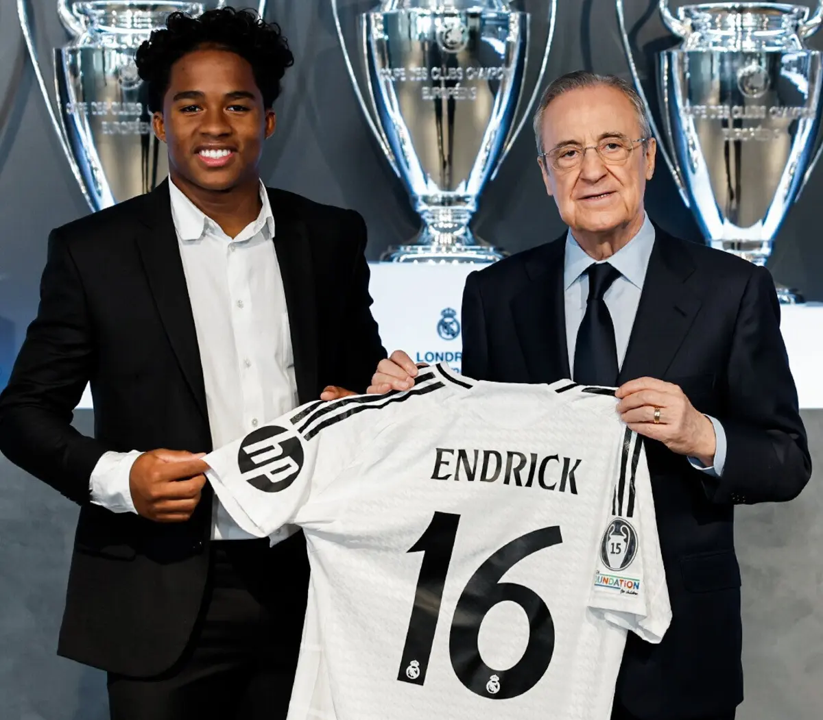 Endrick com Florentino Pérez (Créditos: Real Madrid CF)