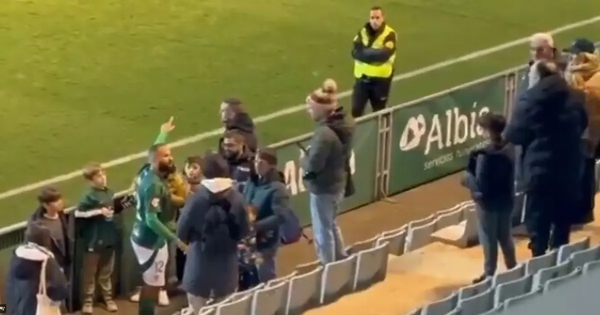 Imagem de contexto do artigo Bebé confronta adepto após ser insultado em Espanha. Veja o vídeo