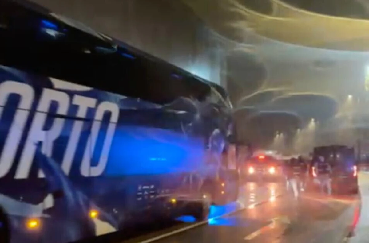 Imagem de contexto do artigo Tochas, petardos, aparato policial e pedido a Villas-Boas que despeça Vítor Bruno à chegada do autocarro do FC Porto