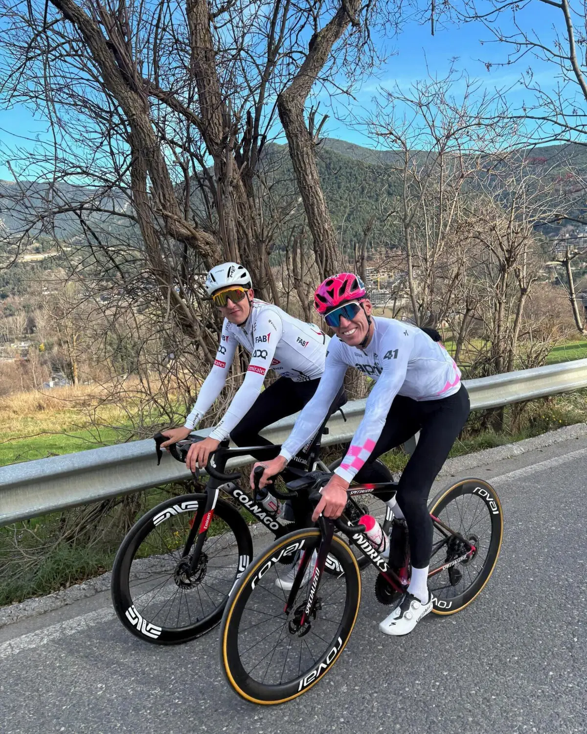 Marc Soler, da UAE Emirates, acompanha Espargaró durante um treino (Aleix Espargaró/IG)