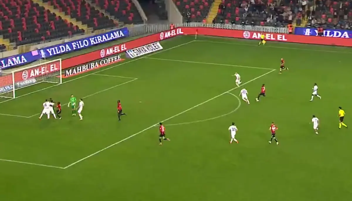 Imagem de contexto do artigo Insólito na Liga turca: confusão entre jogadores, árbitro não parou o jogo e... baliza aberta para o golo