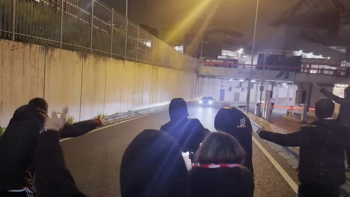 Imagem de contexto do artigo Adeptos do Benfica deram força aos jogadores à saída da garagem da Luz. Ora veja