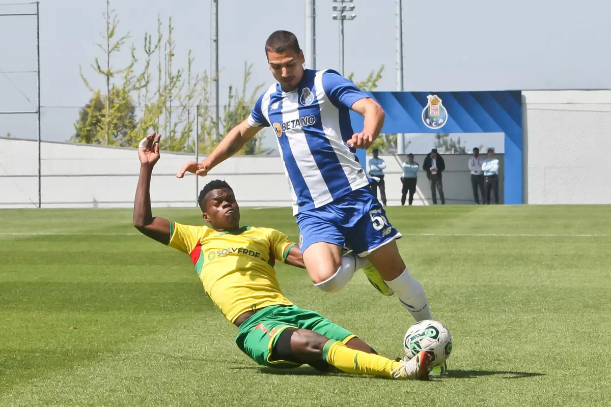 João Mendes ganhou traquejo no FC Porto e espreita regresso a Guimarães (Créditos: José Carmo/Global Imagens)