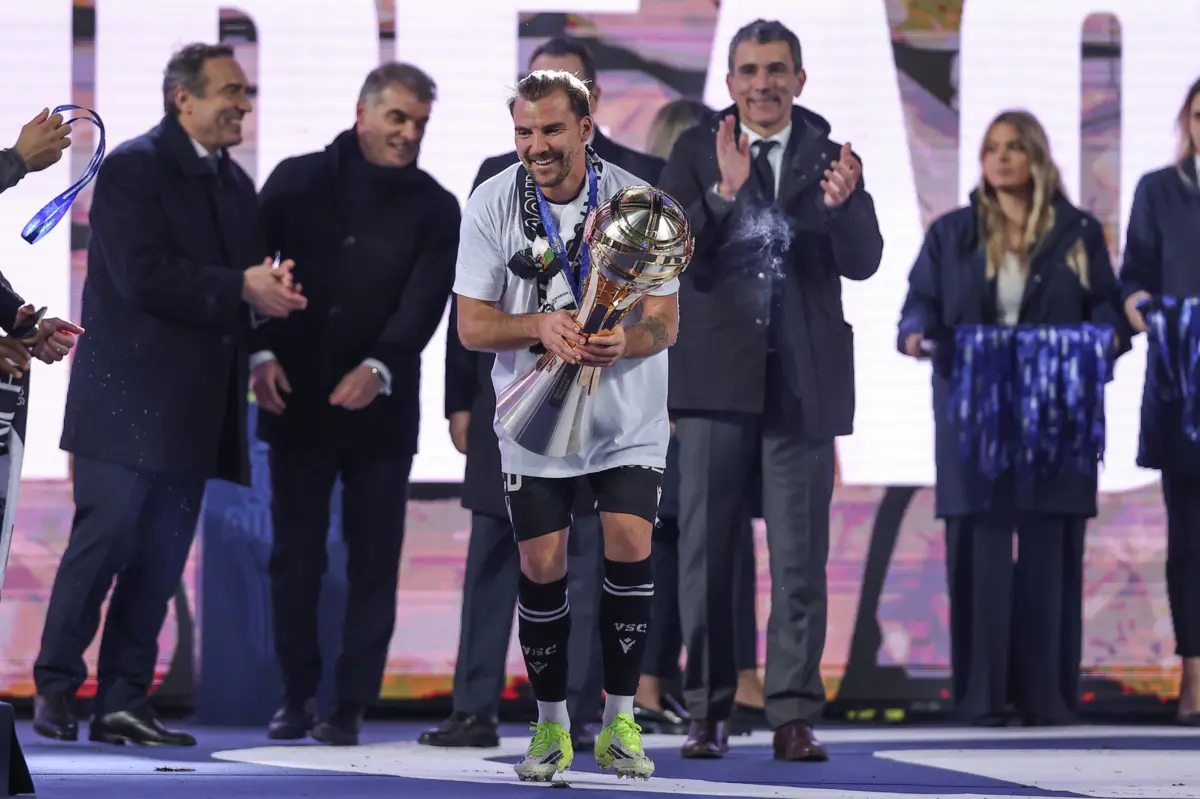 Samu segura o troféu da final da Taça da Liga