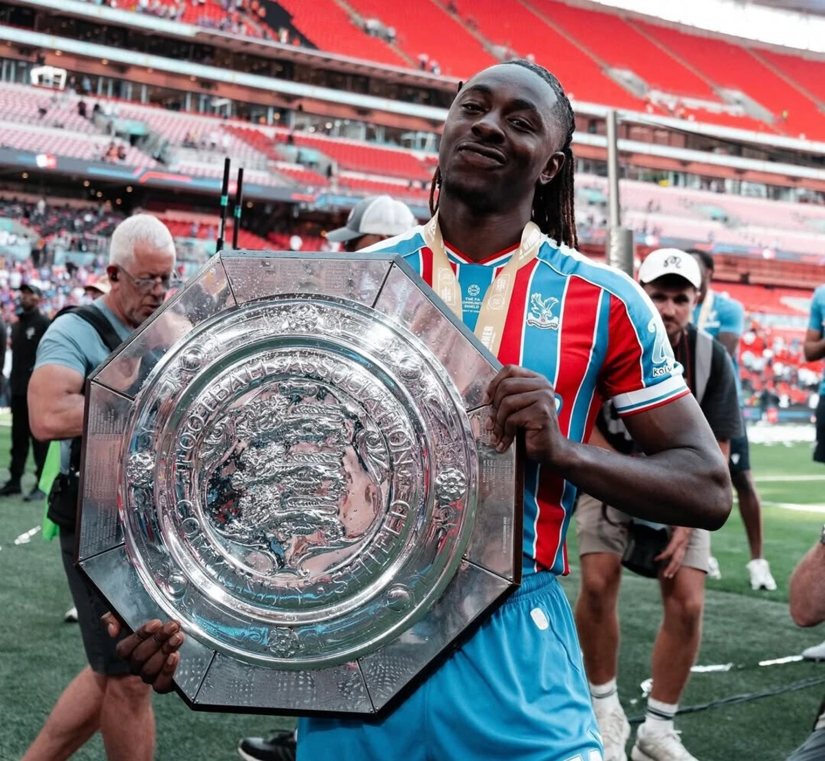 Eze posa com o troféu da Supertaça de Inglaterra (créditos: Instagram)