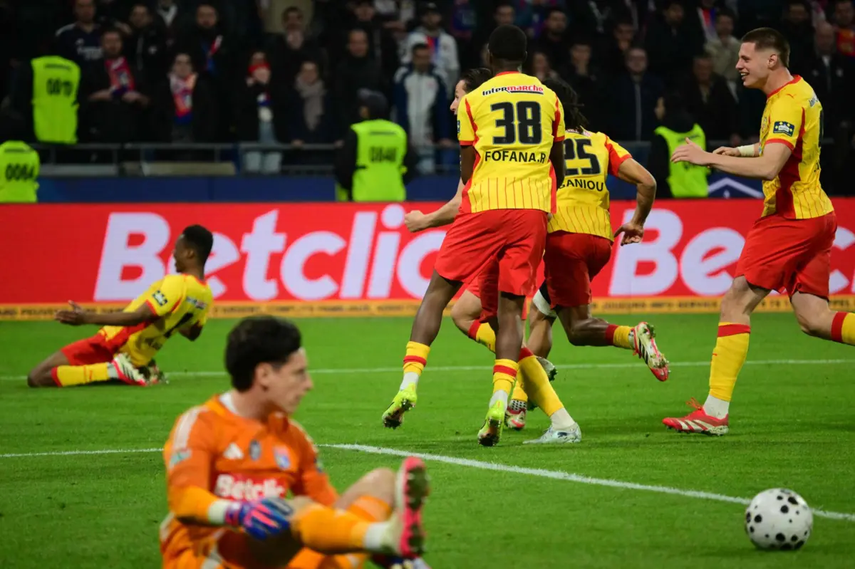 Imagem de contexto do artigo Paulo Fonseca afastado nos penáltis: Lyon perde com o Lens nos "quartos" da Taça de França