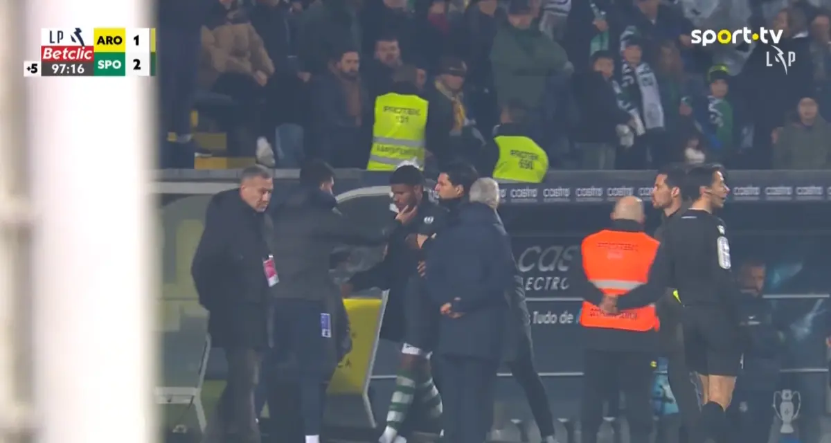 Imagem de contexto do artigo Matheus Reis foi expulso em Arouca e teve de ser acalmado no banco de suplentes