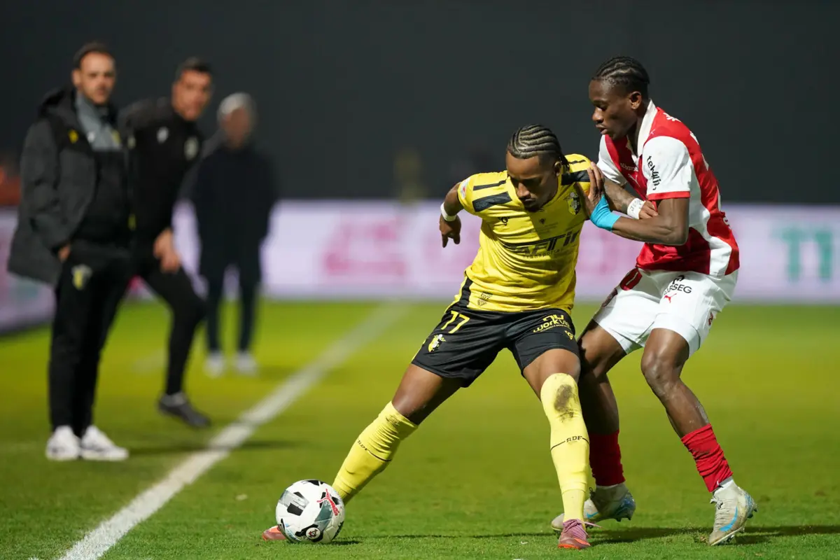 Carlos Daniel disputa a bola com Dorgeles