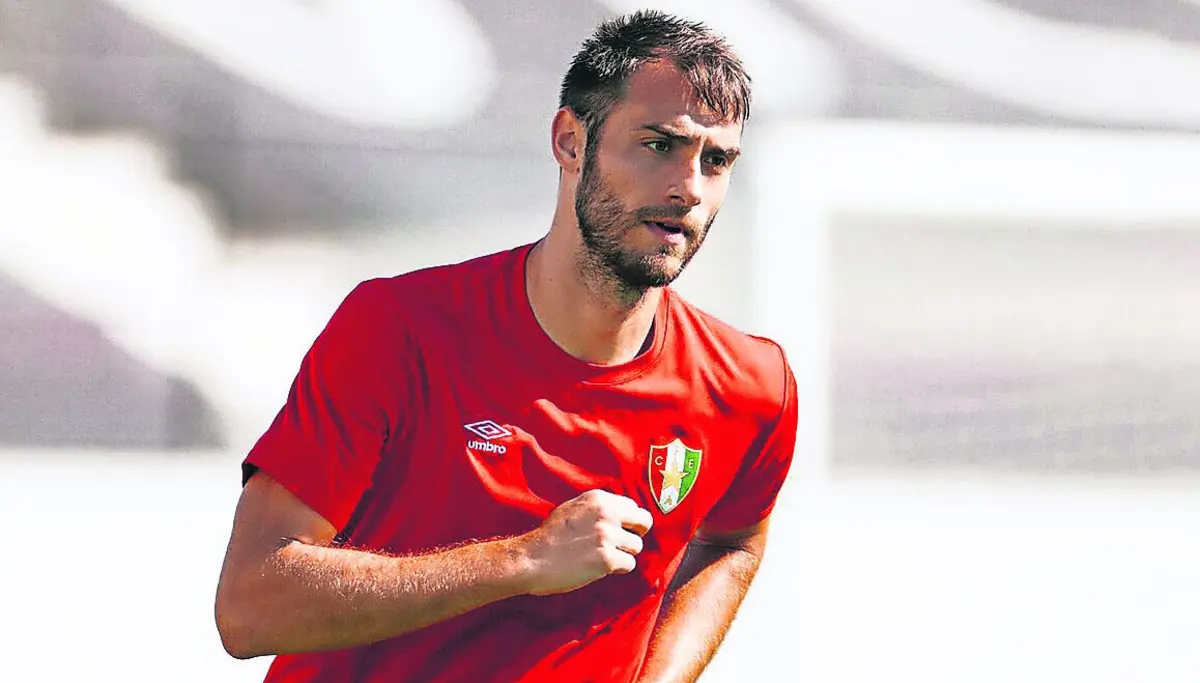 Imagem de contexto do artigo Joelho esquerdo tira Ferro do onze do Estrela da Amadora