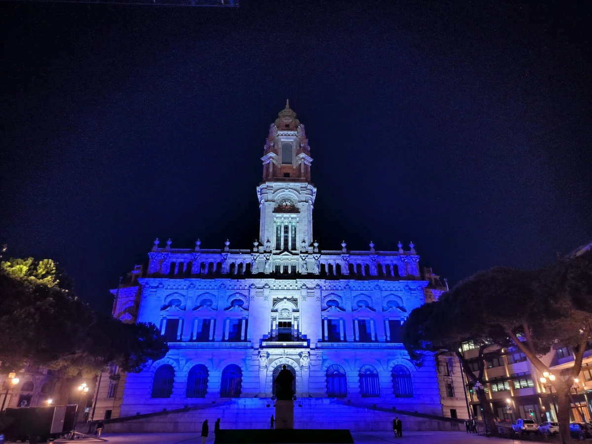 Imagem de contexto do artigo Câmara Municipal do Porto iluminada com as cores azul e branca