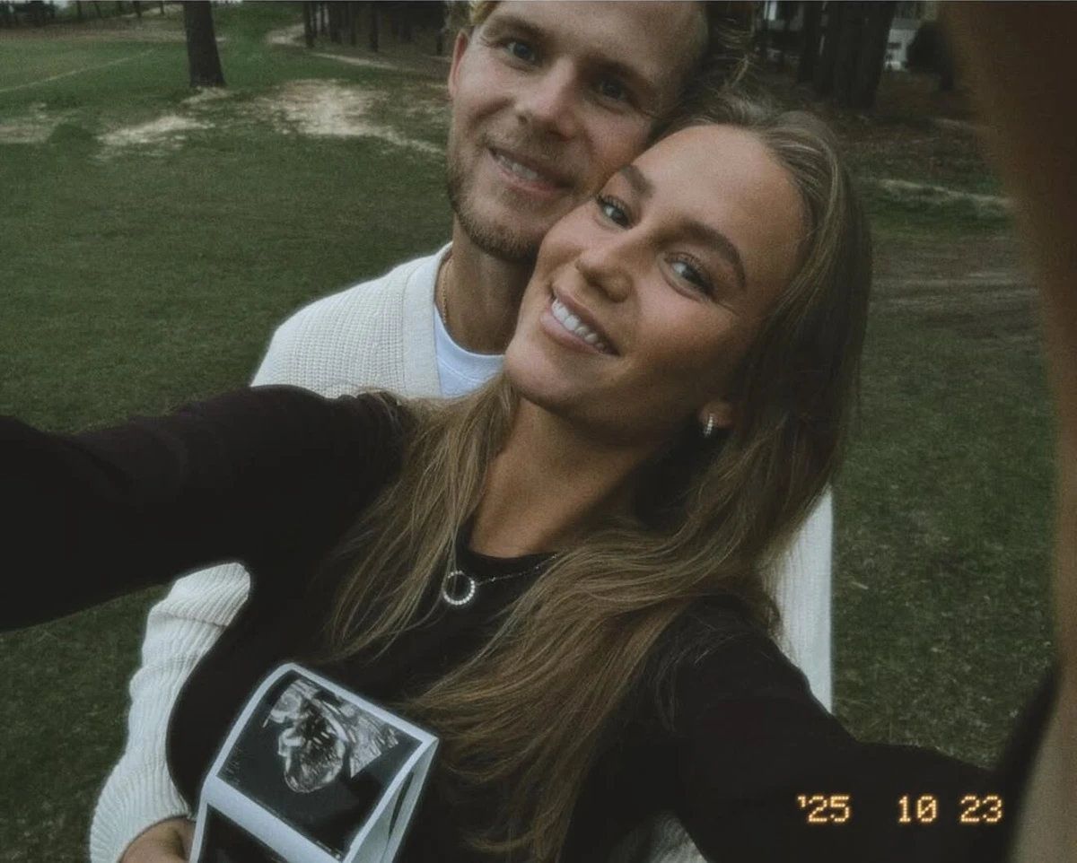 Hjulmand e a mulher com uma fotografia da filha