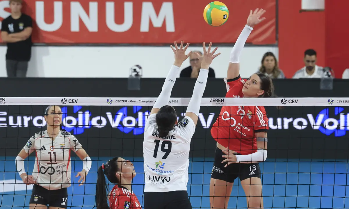 Veronika Djokic, central do Benfica, tenta ultrapassar o bloco do Heidelberg