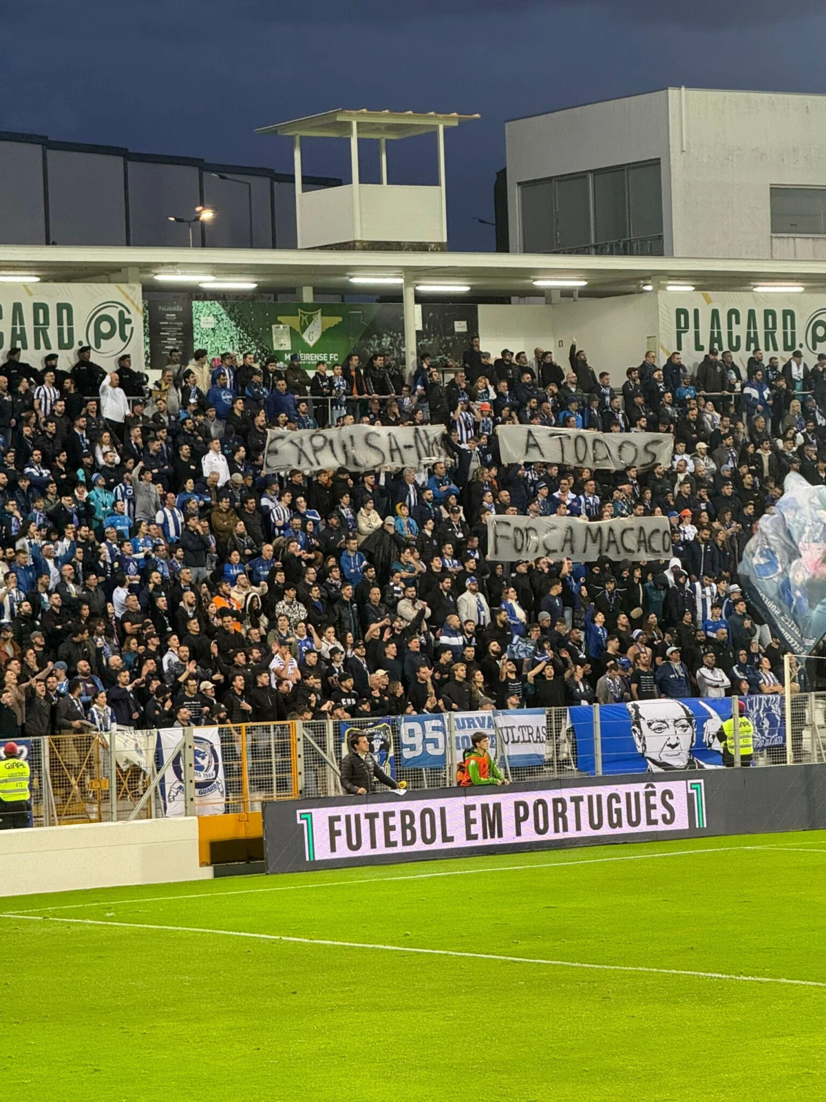 Imagem de contexto do artigo Tarja no Moreirense-FC Porto: "Expulsa-nos a todos. Força Macaco"