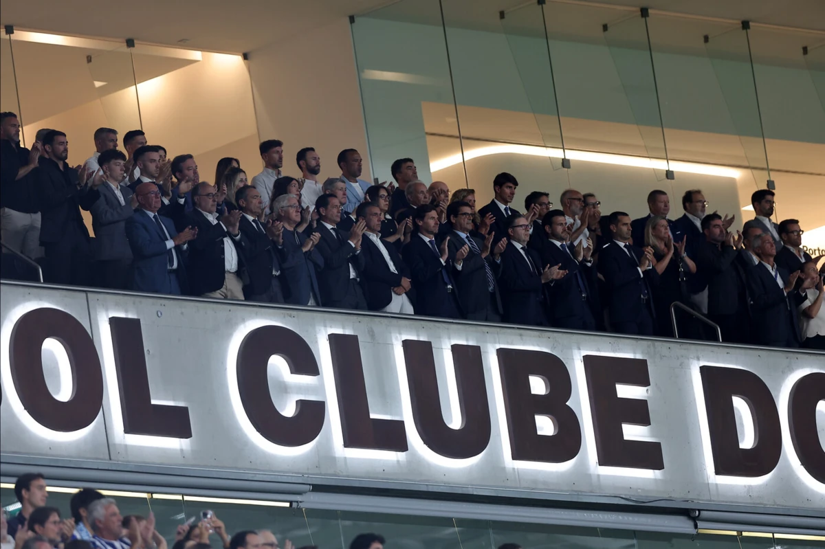 Imagem de contexto do artigo Emoção na tribuna, no relvado e nas bancadas: a homenagem a Jorge Costa antes do FC Porto-Vitória