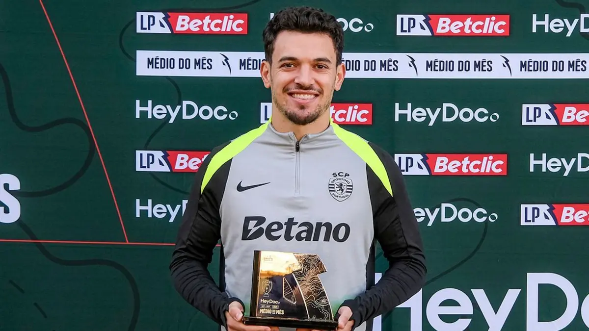 Pedro Gonçalves exibe o prémio
