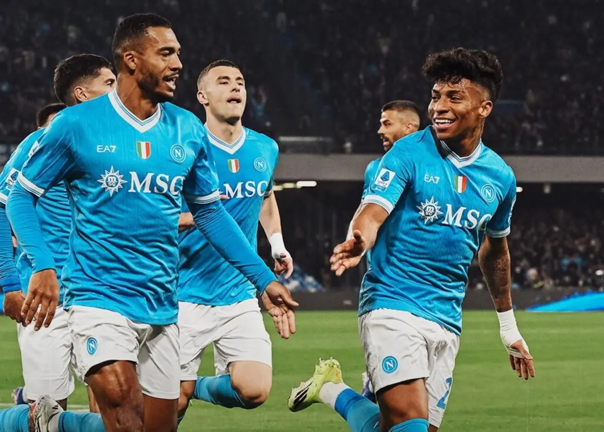 Alisson Santos, à direita (Foto: Nápoles)