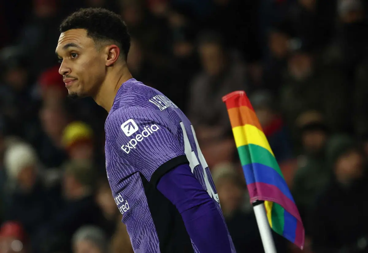 Bandeirola da Premier League alterada para as cores associadas à causa LGBT+