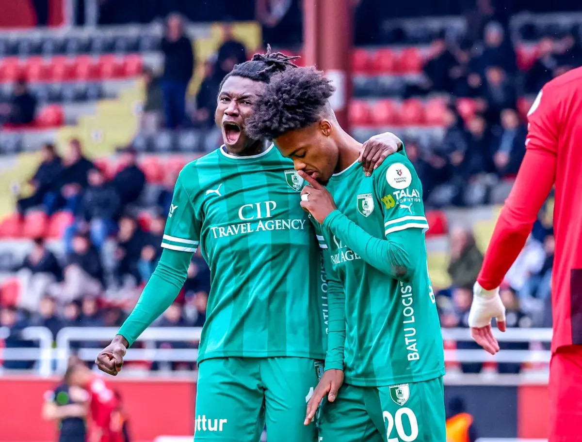 Pedro Brazão, à direita