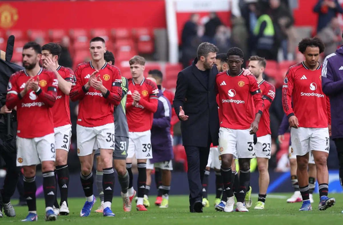 Mainoo com Michael Carrick, novo treinador do United