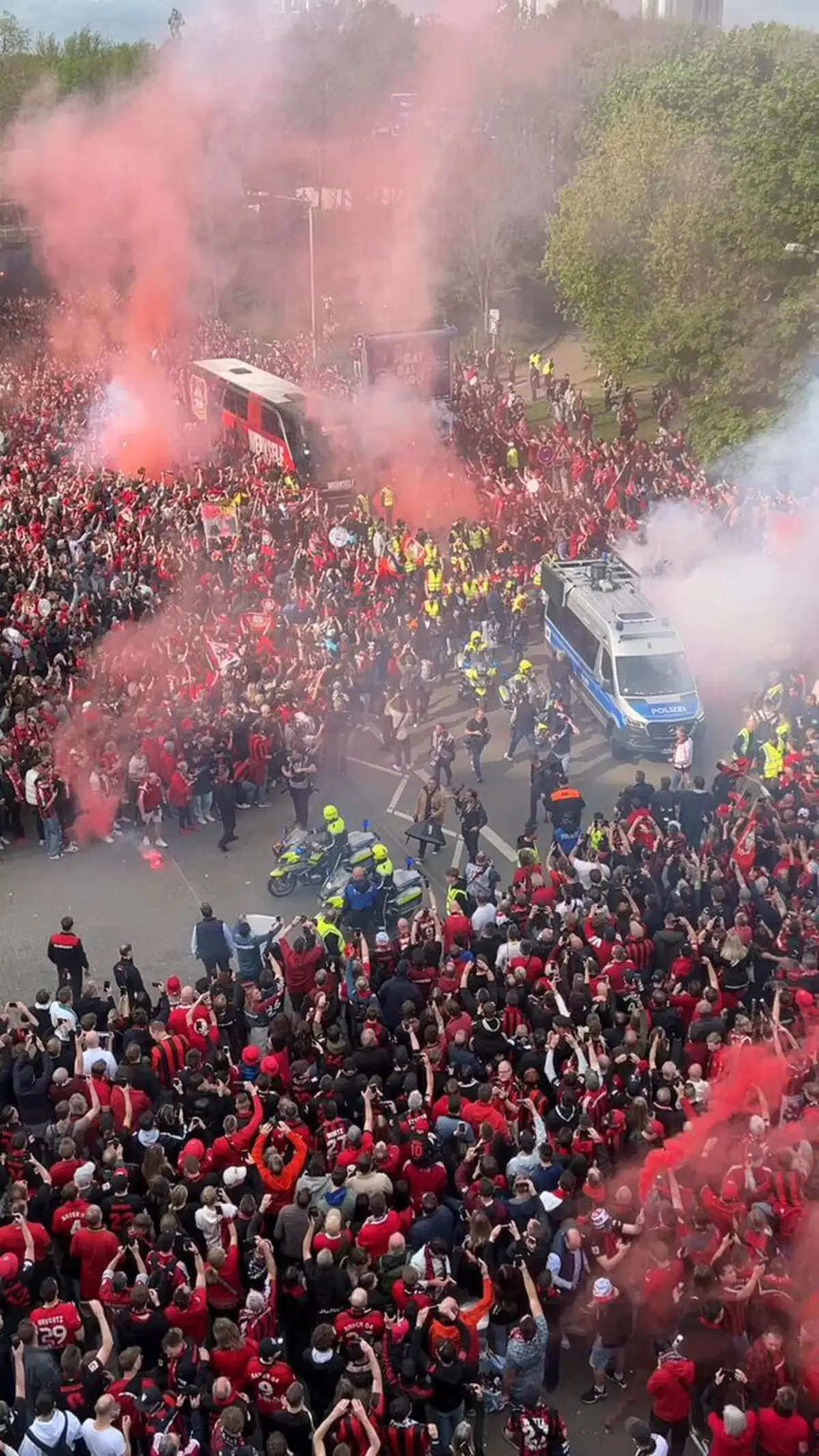 Imagem de contexto do artigo Enorme festa dos adeptos do Bayer Leverkusen a receber o autocarro da equipa