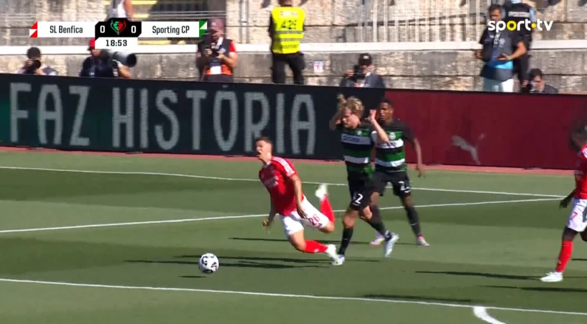 Imagem de contexto do artigo Dahl vê amarelo por simulação após lance com Hjulmand na área do Sporting