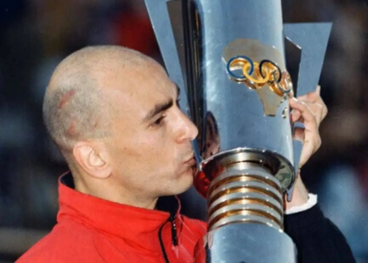 Hossam Hassan com a taça da CAN'1998, vencida pelo Egito (créditos: AP Photo/David Guttenfelder)